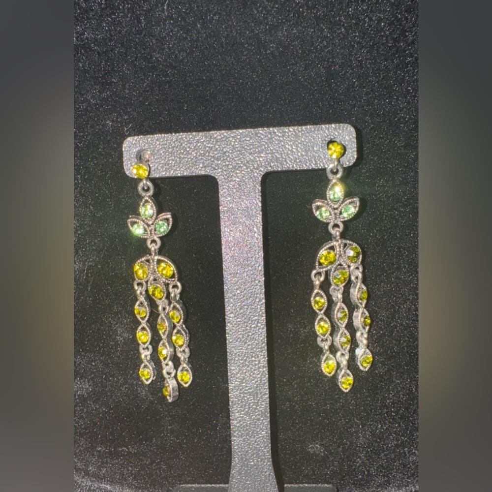 Vintage Chandelier Earrings 💚 - Picture 3 of 4